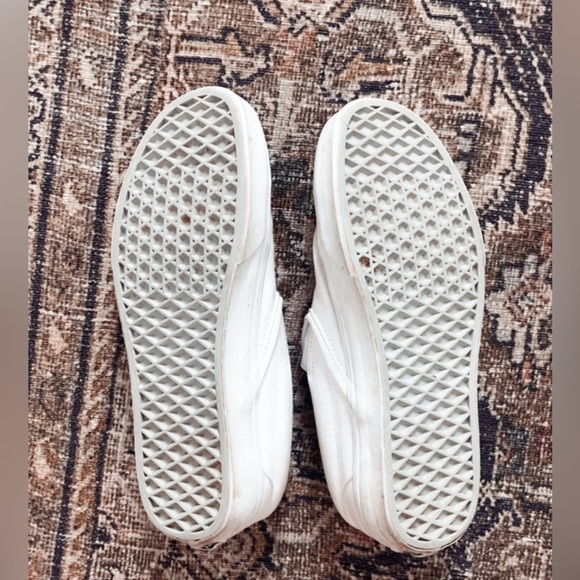 White Classic Vans
Men’s: 6.5
Women’s: 8 - Picture 4 of 6